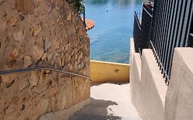 Joli studio les pieds dans l eau avec place de Parking gratuite